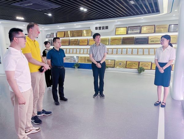 �¹�ũҵר���ȶ���������л����J��rgen Kroschel������97����