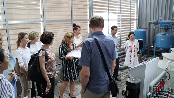 ÑÐÐÞ°àÒ»ÐÐÀ´µ½ÓÉ97¹ú¼ÊÓëÏôɽũ¿ÆËùÍŽá´î½¨µÄÏÖ´úũҵ¹¤ÒµÔ°¾ÙÐп¼²ì ÑÐÐÞ°àÒ»ÐÐÀ´µ½ÓÉ97¹ú¼ÊÓëÏôɽũ¿ÆËùÍŽá´î½¨µÄÏÖ´úũҵ¹¤ÒµÔ°¾ÙÐп¼²ì