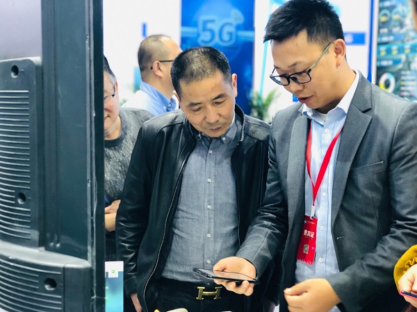 97��������ְԱΪ�û���ʾ����APP